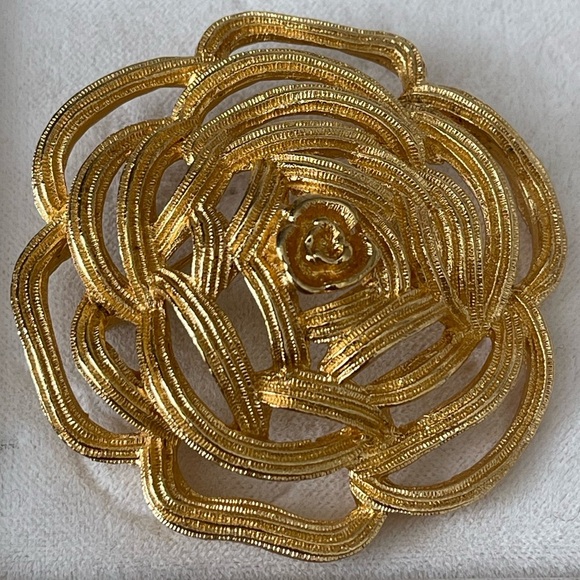 VTG Very RaRe CHRISTIAN DIOR gold-tone flower brooch pendant in box⭐️ COA⭐️🌹 - Picture 3 of 9